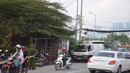 Phát hiện người phụ nữ tử vong trong bụi trứng cá