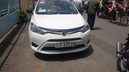 Tài xế taxi mưu trí thoát tay kẻ cướp