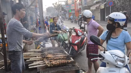 Cá lóc nướng, heo quay đắt đỏ nhưng vẫn hút khách ngày vía Thần Tài