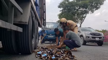 CSGT đội nắng dọn bia rơi vãi trên đường