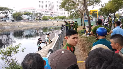 Trượt chân đuối nước khi leo qua lan can kênh Tàu Hủ câu cá