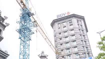 Hai xế hộp tiền tỷ bị hư hỏng nặng do "vật thể lạ" từ trên trời rơi xuống
