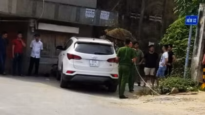 Nạn nhân bị giật đồ dùng ô tô truy đuổi, một tên cướp tử vong