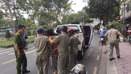 Nam thanh niên nghi ngáo đá cầm kiếm rượt đuổi khách
