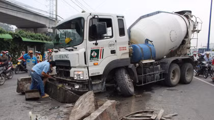 Tài xế buồn ngủ, xe bồn gây náo loạn xa lộ Hà Nội