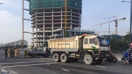 Bị xe ben tông chết trong cơn mưa lớn