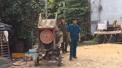 Đang ngồi hóng mát trước nhà bị chém tử vong