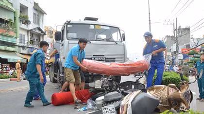 Hoảng loạn khi xe bồn chở xăng nổ lốp gây tai nạn liên hoàn