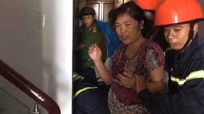 Giải cứu thành công hai bà cháu kẹt trong thang máy