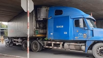 Chạy vào đường cấm, xe container “đội” cầu vượt An Sương