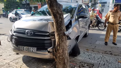 Xe 7 chỗ nổ lốp tông grabbike rồi "dính chặt" vào gốc cây