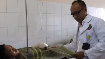 Kinh hãi nam thanh niên nhập viện với cánh tay bị chém gần đứt lìa