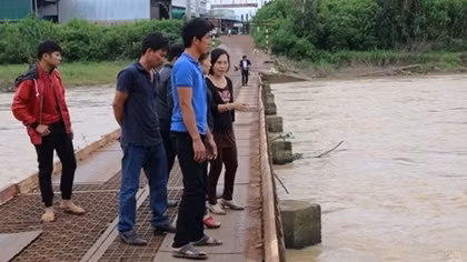  Tuyên dương người dũng cảm cứu 2 nữ sinh ngã xuống sông