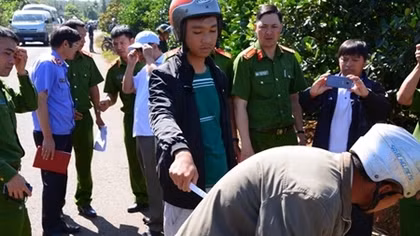  Hàng nghìn người bỏ hái cà phê đi xem dựng lại hiện trường vụ giết người