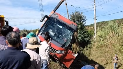 Xe khách lật trên cao tốc 20 người may mắn thoát nạn