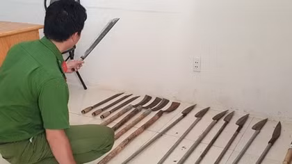 Nhóm thanh, thiếu niên thuê khách sạn, chuẩn bị "lực lượng", hung khí để hỗn chiến 
