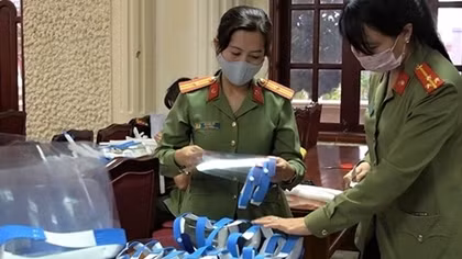 Phụ nữ Công an Lâm Đồng làm 300 mặt nạ tặng các chốt chống dịch