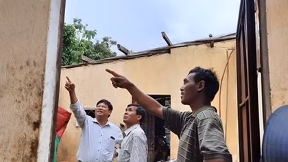 Lốc xoáy giật tung 38 mái nhà của người dân