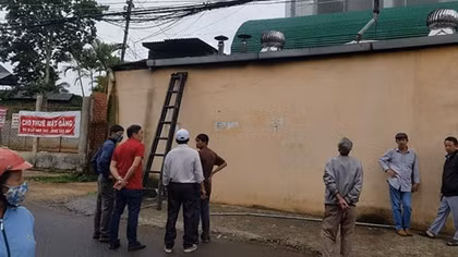 Thông ống khói, người đàn ông bị điện giật cháy trên mái nhà