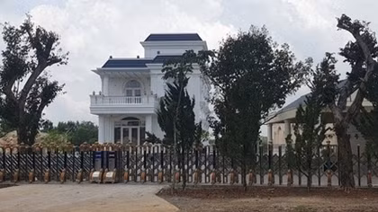 Cưỡng chế biệt thự không phép bên hồ Nam Phương
