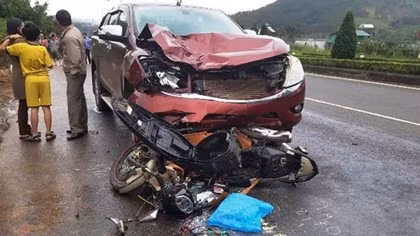  Kinh hãi ôtô hất tung người đi xe gắn máy trên đường cao tốc