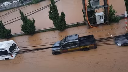 Suối Cam Ly dâng cao, nhiều tuyến đường Đà Lạt chìm trong biển nước