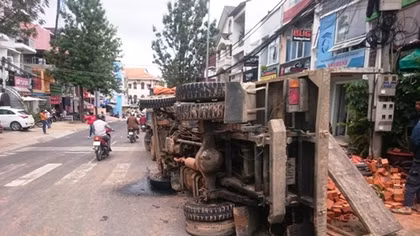 Xe tải chở gạch lật nhào đè bẹp 5 xe máy giữa phố