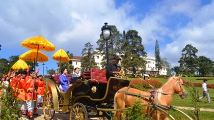Đưa tượng Vua Bảo Đại, Hoàng hậu Nam Phương giống như người thật về Đà Lạt