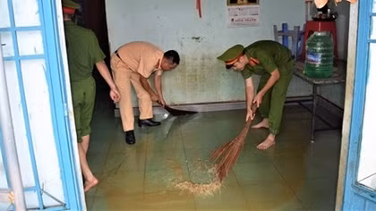 Công an Lâm Đồng chung tay giúp đỡ bà con vùng tâm lũ