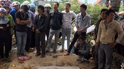 Vụ bắt bí thư xã đốt cháu: Khai quật, bàn giao thi thể 