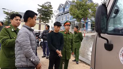 Ba đối tượng đập bể kính xe khách trộm tài sản