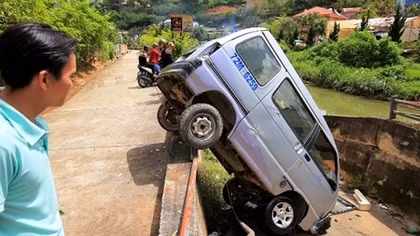 Tránh xe máy khi vào cua, xe du lịch lao thẳng xuống vực