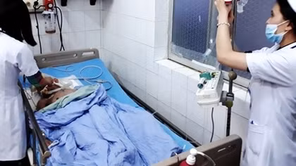 Dọn dẹp sau cơn mưa, cụ ông bị cuốn xuống mương nước nguy kịch