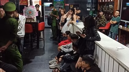 Nhiều thanh niên phê ma túy trong quán karaoke