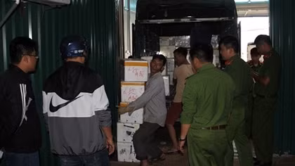 Trắng đêm bắt giữ dâu tây Trung Quốc tuồn vào Đà Lạt 
