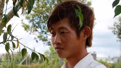Chàng trai làm thuê dũng cảm cứu sống cô gái trẻ