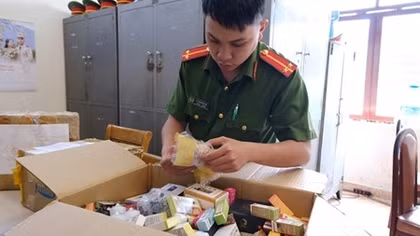 Thu giữ 120 sản phẩm thuốc lá điện tử trong tiệm internet