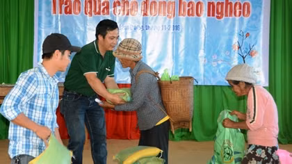 Trao 200 suất quà cho đồng bào nghèo