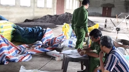 Phát hiện cơ sở sản xuất 20 tấn phân bón trái phép