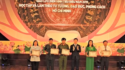 Giao lưu những điển hình trong thực hiện Chỉ thị 05