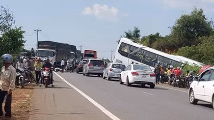Tránh ô tô bị vây đánh, tài xế xe khách lao xe xuống vực
