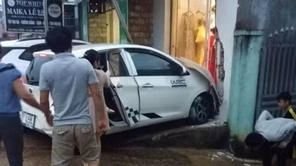Ô tô "bất ngờ" tăng tốc đâm cô gái trẻ đi bộ trên vỉa hè tử vong