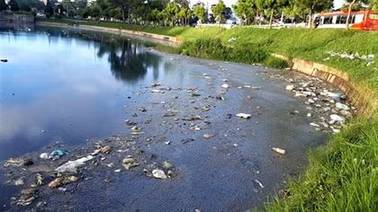 Nước hồ bốc mùi hôi thối khủng khiếp giữa trung tâm Đà Lạt