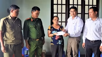Trao 50 triệu đồng cho gia đình Công an viên hi sinh
