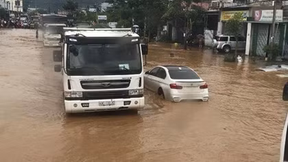 Mưa lớn gây ách tắc cục bộ trên QL20, nhiều phương tiện "ngộp" trong nước