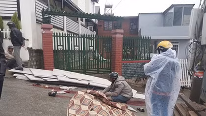 Bốc dỡ vật liệu xây dựng, hai người bị đè chết