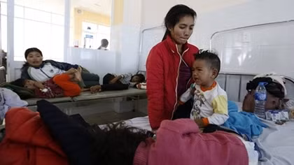 Sau khi ăn đồ từ thiện, hơn 100 người bị ngộ độc thực phẩm