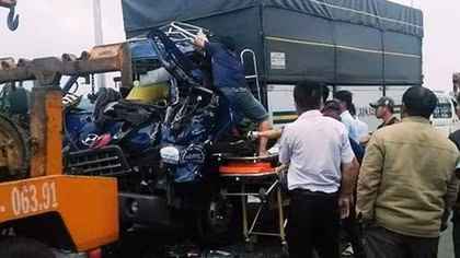 Xe tải tông gãy barie trạm thu phí, tài xế mắc kẹt tử vong trong cabin