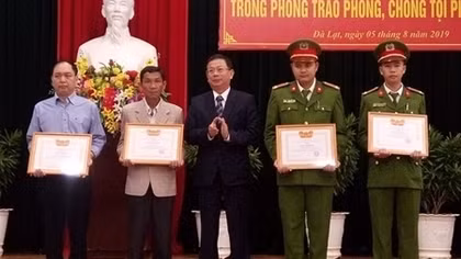 Khen thưởng 4 cá nhân xuất sắc bắt cướp
