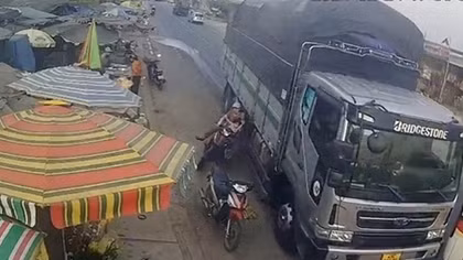 Triệu tập tài xế suýt gây họa với 2 mẹ con trên đường